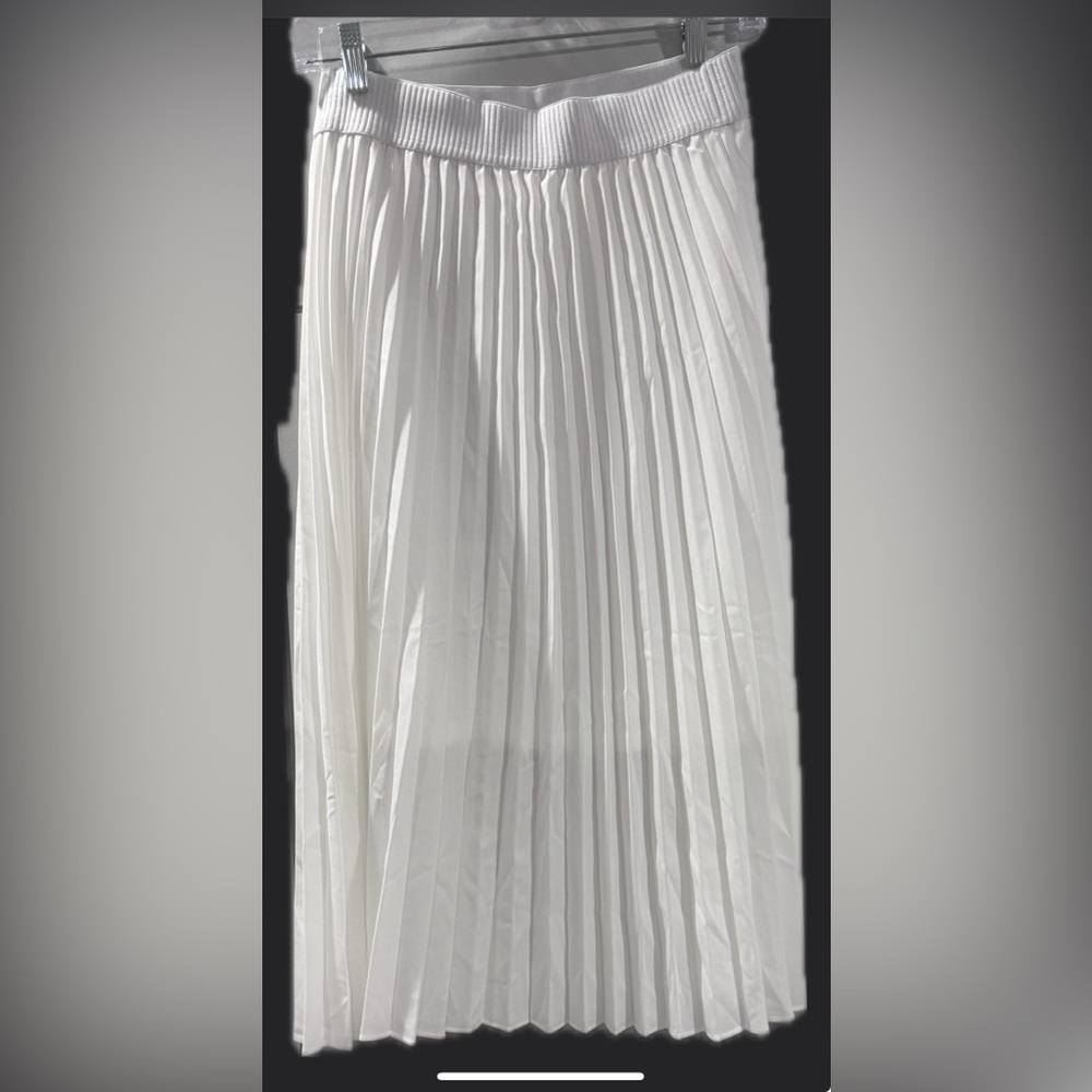 Elegant White Pleated Skirt